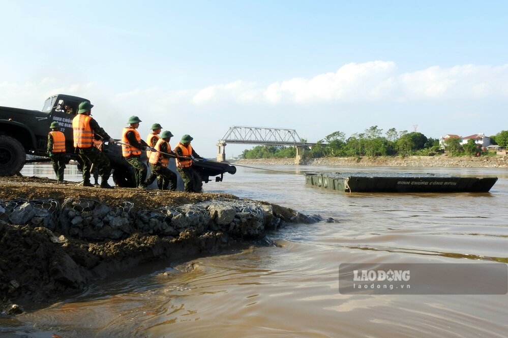 Thang 9.2024, sau khi xay ra su co sap cau Phong Chau tren song Hong, Bo Quoc phong da khan truong trien khai luc luong Cong binh thuoc Lu doan 249 lap dat cau phao, phuc vu viec di lai cua nhan dan huyen Lam Thao va Tam Nong cu va nhieu khu vuc lan can cua tinh Phu Tho.
