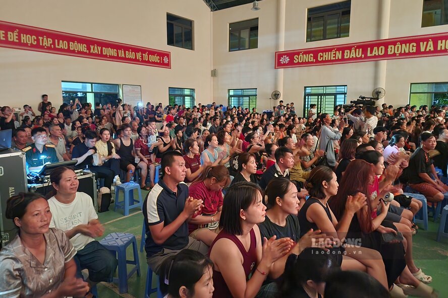 Day cung la dip de nguoi dan dia phuong den dong vien, tri an nhung nguoi linh da vat va van hanh pha/cau phao Phong Chau phuc vu viec di lai cua nhan dan trong suot gan 1 nam qua.