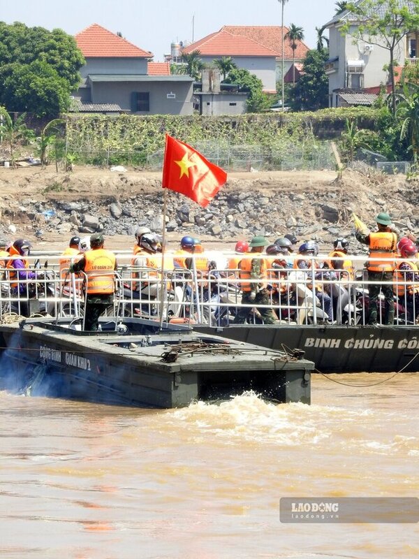 Tu do den nay, cau phao Phong Chau da phuc vu viec di lai cua hang nghin nguoi dan moi ngay. Mac du, co nhung thoi diem phai cat cau do muc nuoc song dang cao, luu toc dong chay vuot muc cho phep, nhung nhung luc do, pha quan su da kip thoi duoc trung dung de ho tro nguoi dan qua song, dam bao giao thong khong gian doan.