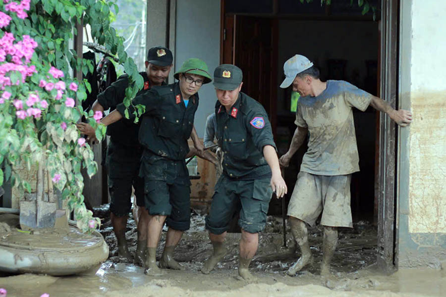 Tai xa Con Cuong - mot trong nhung xa bi anh huong nang ne boi bao lu vua qua, cac can bo, chien si CSCD dang tong don ve sinh, thau rua nha cua, ke dat do dac, nao vet bun dat o nha dan, tru so cac co quan, truong hoc...