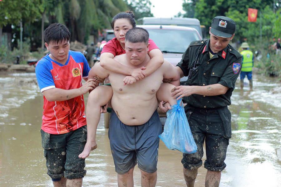 Tinh than vi dan phuc vu cua can bo, chien si cong an trong mua lu, sau khi lu di qua da de lai an tuong va tinh cam tot dep trong long can bo, nhan dan dia phuong.