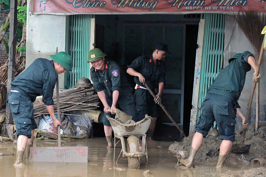 Trong nhung ngay toi, cac can bo, chien si cua Trung doan CSCD Bac Trung Bo se tiep tuc den cac dia ban khac tren dia ban tinh Nghe An de giup nguoi dan don dep nha cua, truong hoc, tru so lam viec...