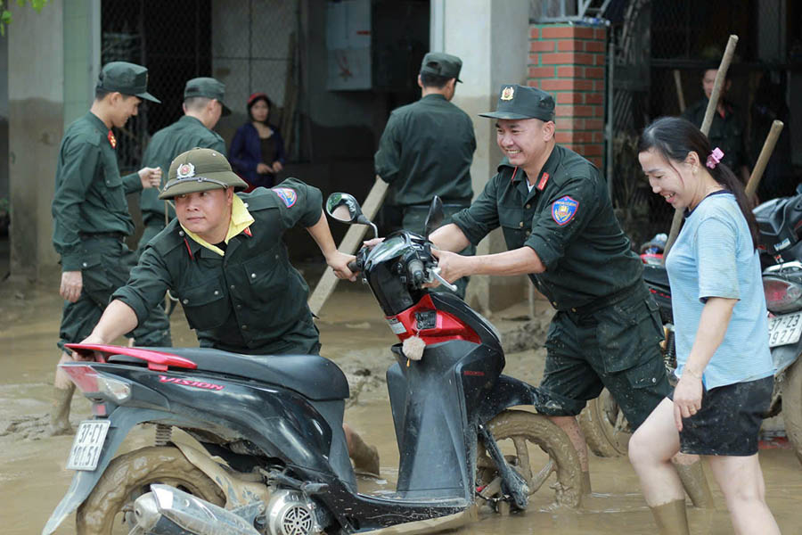 Nuoc lu ve ngap cao nen khi nuoc rut, luong bun con bam lai rat nhieu, kho khan trong cong viec khac phuc. Tuy nhien, cac can bo, chien si CSCD dang no luc ho tro nguoi dan de ho som on dinh lai cuoc song.