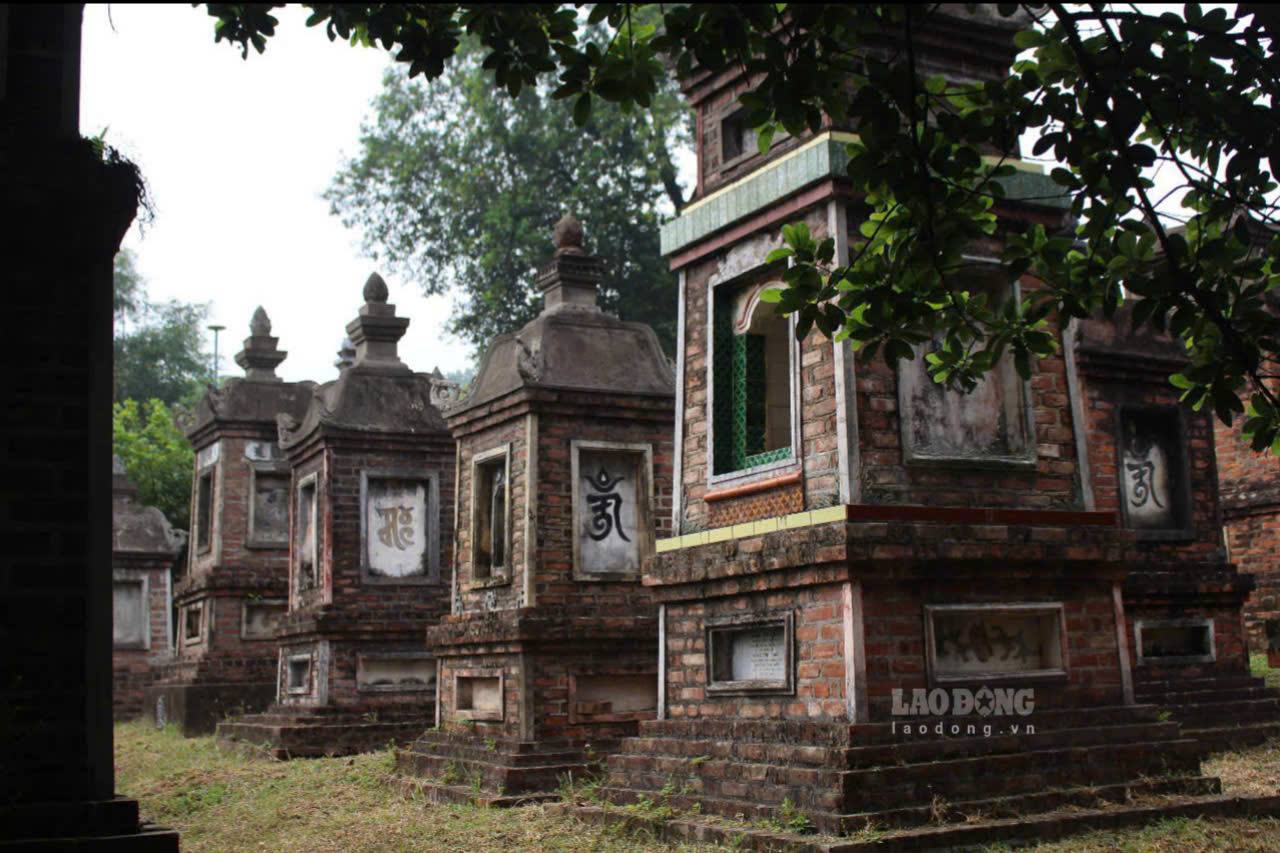 Nhung ngoi thap nay duoc xay bang gach va da voi ky thuat truyen thong bat mach voi mat mia. Moi thap it nhat an tang tu 4 thi hai den 26 thi hai va deu co cua dang cuon vom nhin ve huong Dong Bac.