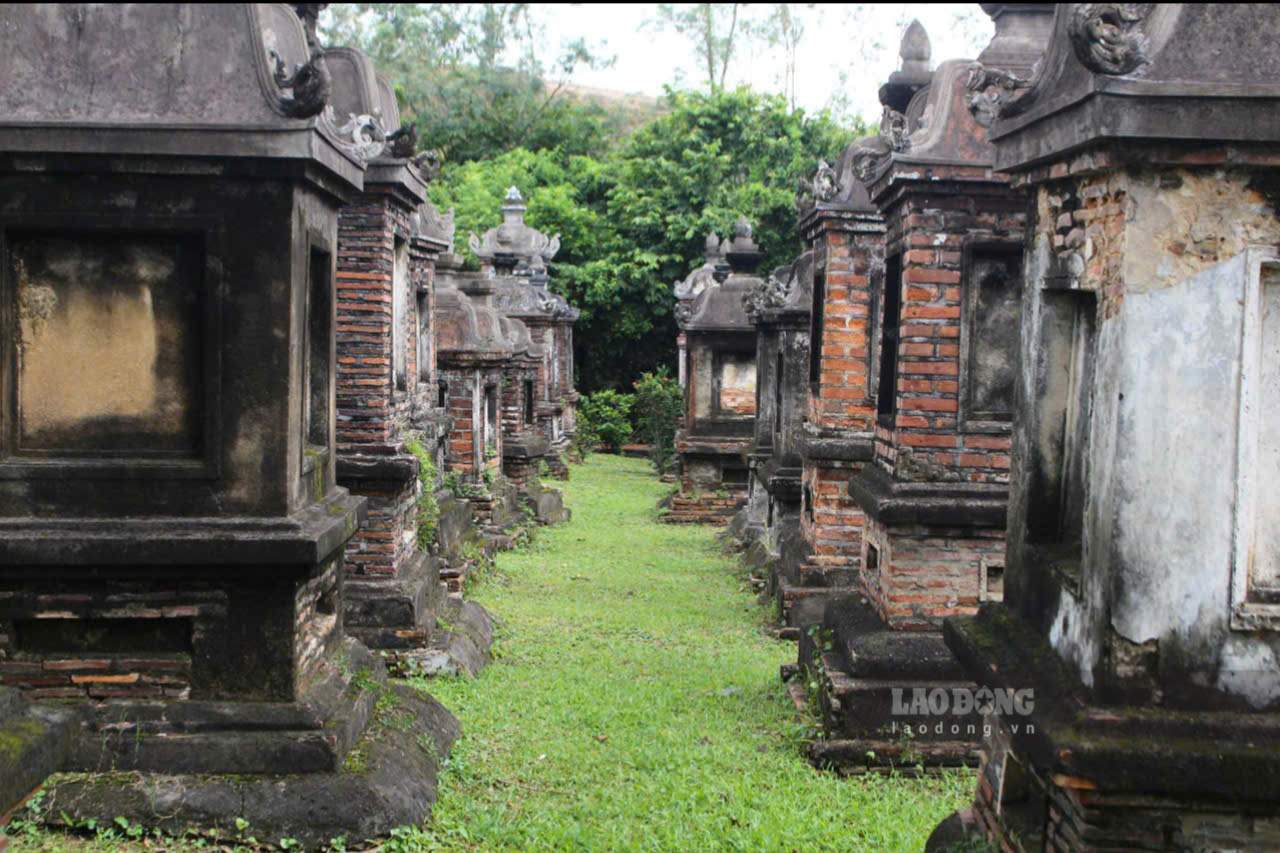 Phan lon cac toa thap o day la thap co duoc xay dung duoi thoi Le (the ky XVII) va thoi Nguyen (the ky XIX).