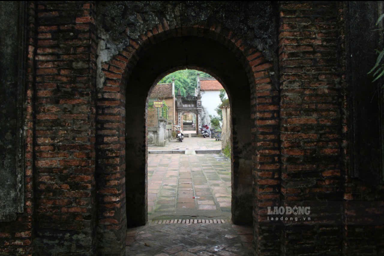 Dau gach son nhuom mau thoi gian, toat len ve co kinh tram nam cua ngoi chua luu truyen trong cau thanh ngu qua nhieu the ki: “Bac Bo Da - Nam Huong Tich”.
