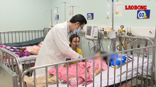 뎅기열에 걸린 어린이 환자는 늦게 입원하여 심각한 합병증을 겪기 쉽습니다. 사진: Nguyen Ly