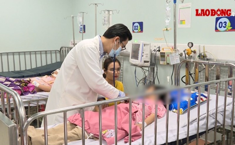 Children with dengue fever are susceptible to serious complications due to late hospitalization. Photo: Nguyen Ly