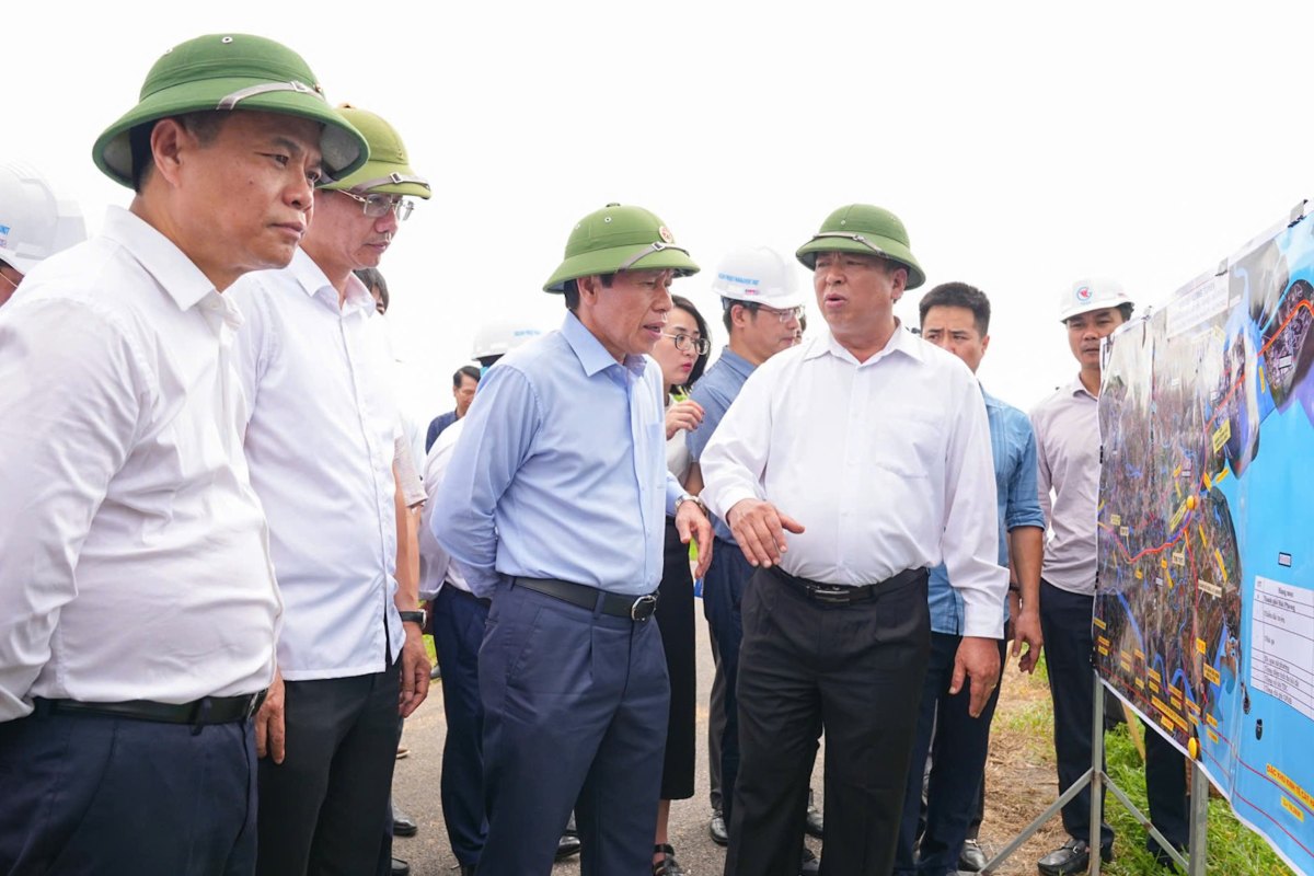 Tran Hong Minh 建設大臣が現場で指示。写真: Hai Phong TTDT支局