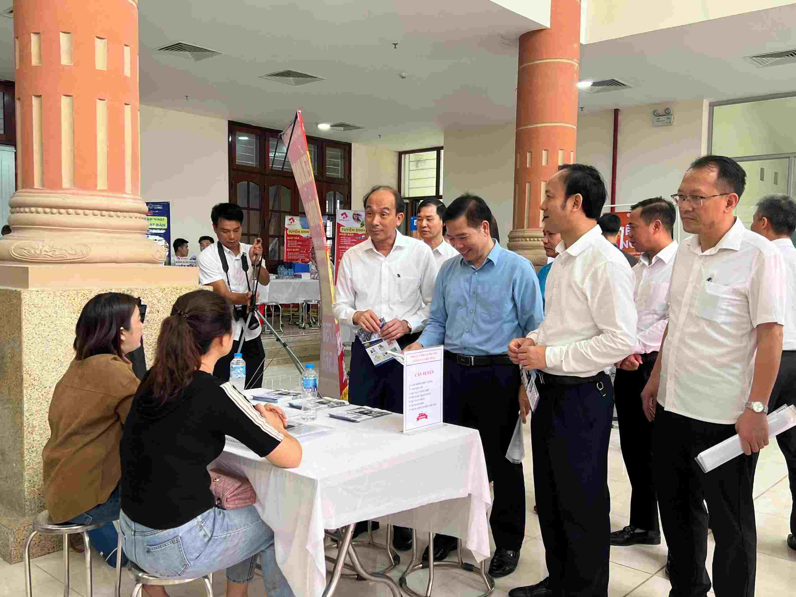La sesion de trabajo organizada por el Centro de Servicios de Empleo de Hanoi celebrada en Material Commune (Hanoi). Foto: Quynh Chi