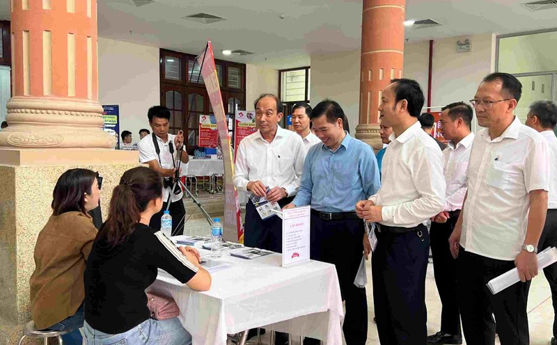 The job fair was organized by the Hanoi Employment Service Center in Vat Lai commune (Hanoi). Photo: Quynh Chi