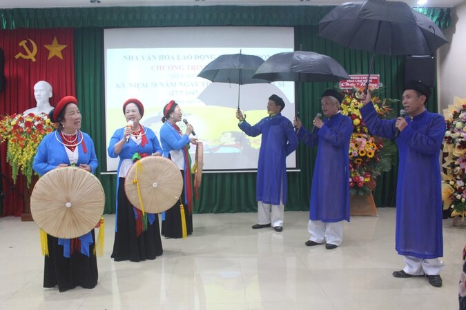 성 노동 문화회관은 베트남 노동조합 창립 96주년(1929년 7월 28일 – 2025년 7월 28일) 기념 시와 음악 프로그램을 개최합니다. 사진: 람득