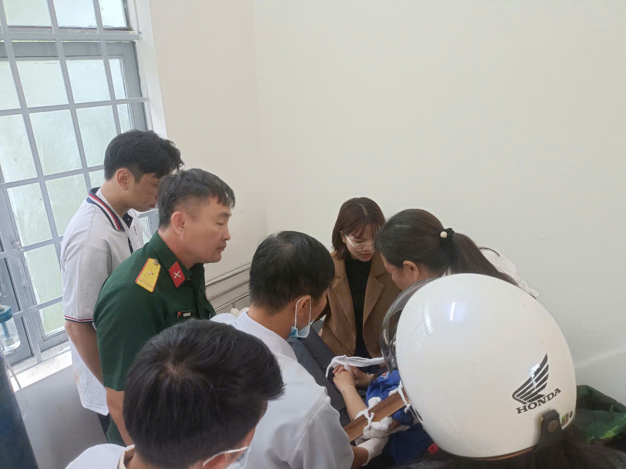Luc luong chuc nang nhanh chong dua nguoi bi thuong ve tram y te xa Ta Dung de so cuu. Anh: Lam Hong
