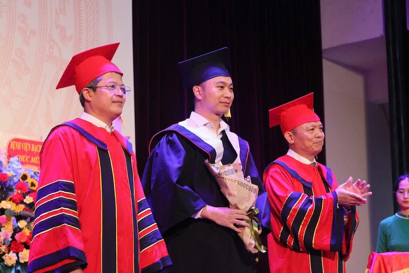 El Prof. Le Ngoc Thanh (derecha), rector de la Universidad de Medicina y Farmacia, otorgo una maestria a los estudiantes del Programa de Maestria en Medicina. Foto: La escuela proporciona