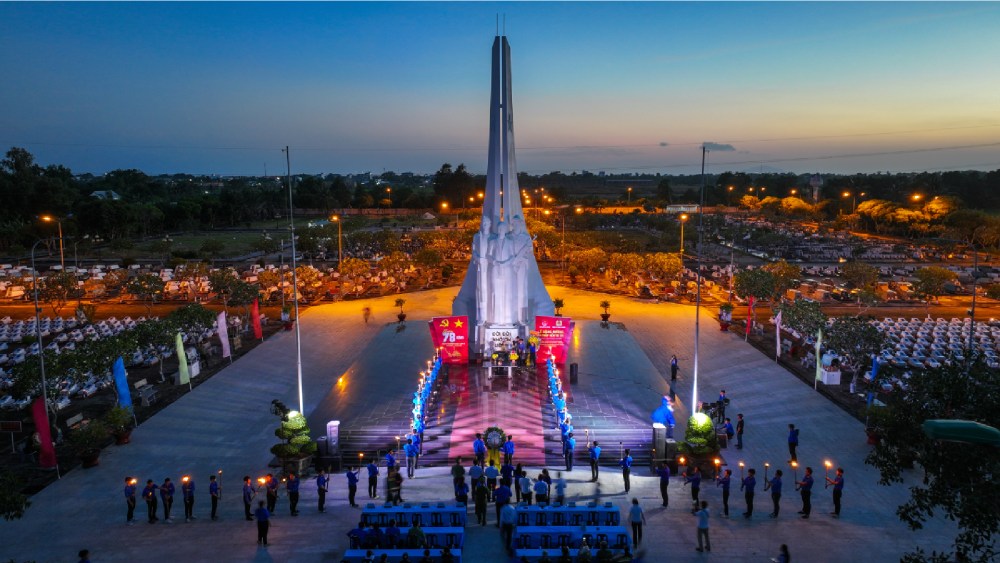 La ceremonia de ofrecimiento de incienso, encendiendo velas en el cementerio de los martires de una provincia de Giang (Rach Gia Ward). Foto: Phuong Vu
