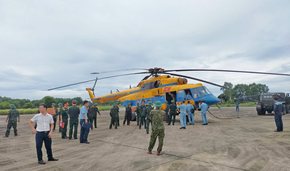 Helicopteres militaires transportant d'urgence des personnes isolees dans les zones inondees de Nghe An. Photo : Ngoc Anh