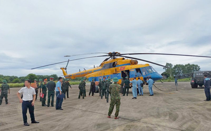 Military helicopters urgently supply people isolated in flooded areas of Nghe An. Photo: Ngoc Anh