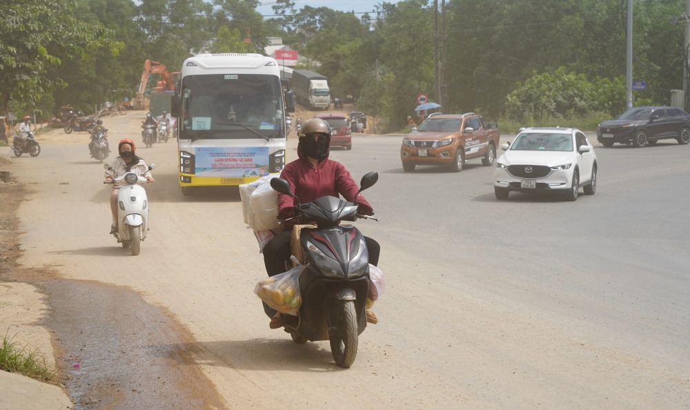 People are miserable, the restaurant lost customers because of the dust from the traffic works in Hue.