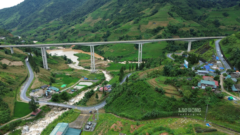 Vue d'ensemble du pont de Mong Sen et de la route nationale 4D en dessous. Photo : Dinh Dai
