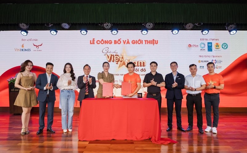 The signing ceremony of the cooperation agreement brings incentives to union members in the health sector when participating in sports competitions. Photo: Nguyen Tham