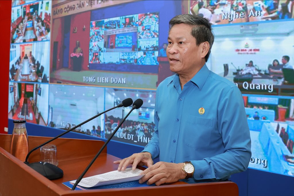 Le vice-president de la Confederation generale du travail du Vietnam Huynh Thanh Xuan s'exprime lors de la conference de formation. Photo : Hai Nguyen