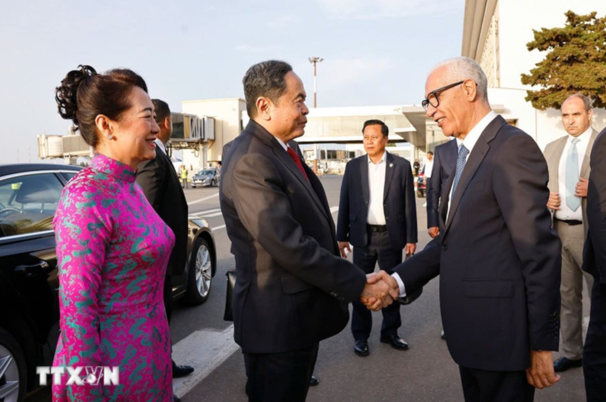 Speaker of the House of Representatives of the Kingdom of Morocco Rachid Talbi Alami welcomed Politburo member and National Assembly Chairman Tran Thanh Man and his wife at Sale Rabat Airport. Photo: VNA