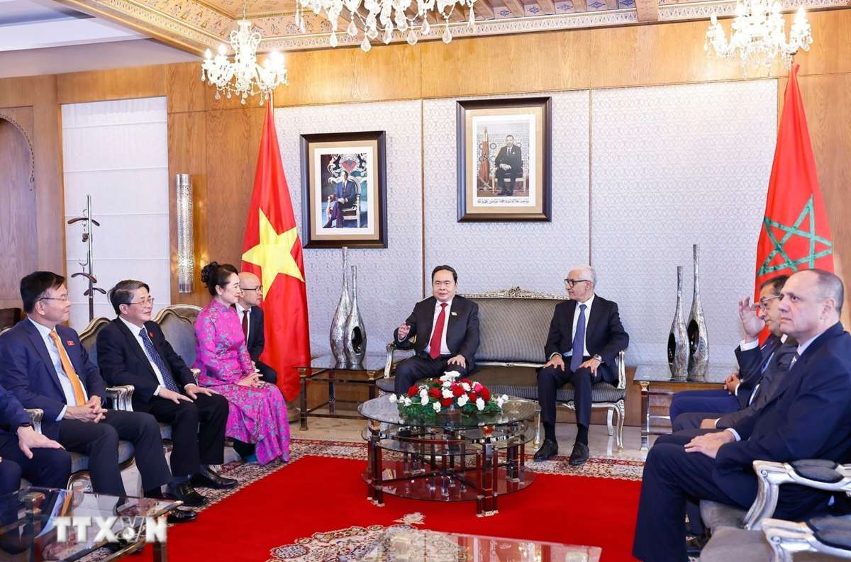 Chu tich Quoc hoi Tran Thanh Man gap ngan Chu tich Ha vien Vuong quoc Morocco Rachid Talbi Alami tai San bay Sale Rabat. Anh: TTXVN