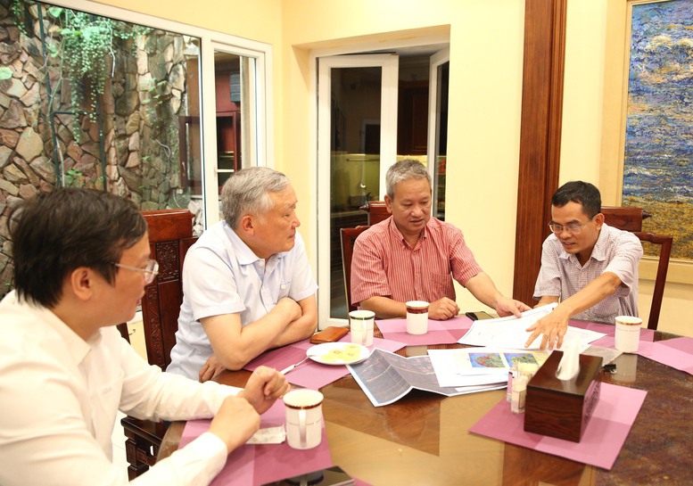 Pho Thu tuong Thuong truc Chinh phu Nguyen Hoa Binh bay to an tuong, danh gia cao su no luc khong ngung nghi cua anh Nguyen Xuan Thang (thu ba tu trai sang) va anh Lam Hong Tien (thu tu tu trai sang) trong hanh trinh “Di tim liet sy” - Anh: VGP/Nguyen Hoang