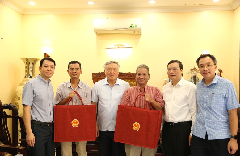 Pho Thu tuong Thuong truc Chinh phu Nguyen Hoa Binh tang qua cho anh Nguyen Xuan Thang (thu ba tu phai sang) va anh Lam Hong Tien (thu hai tu trai sang) - Anh: VGP/Nguyen Hoang