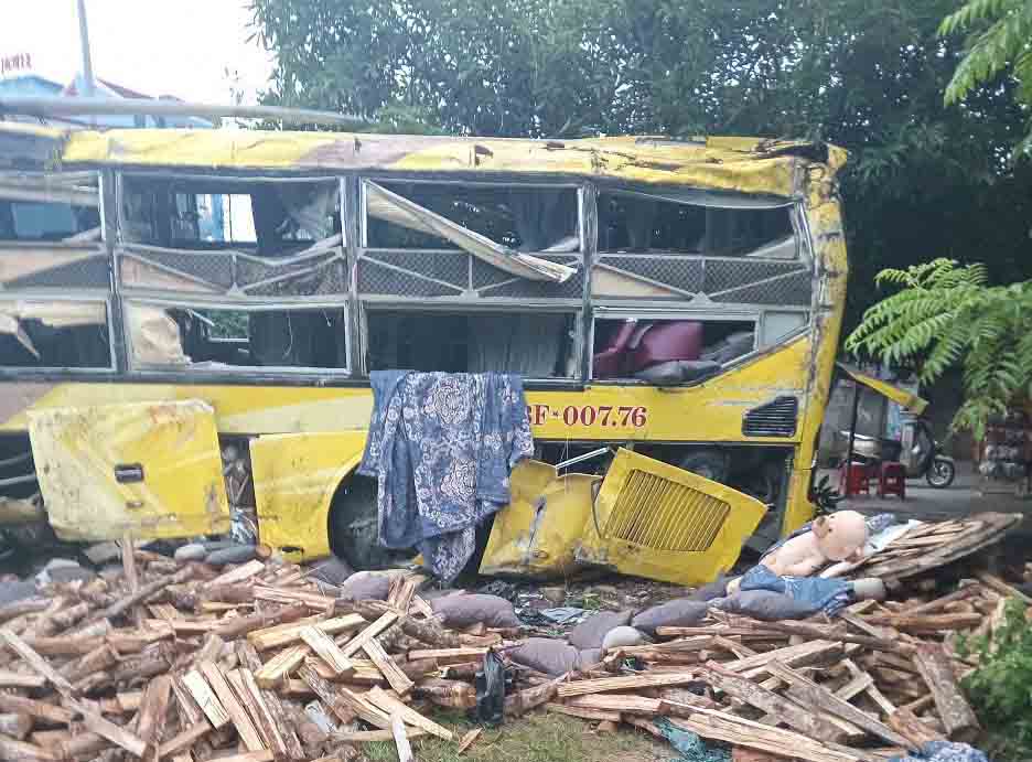 Un autocar renverse a Ha Tinh fait 9 morts et 15 blesses. Photo : Duc Tuan.