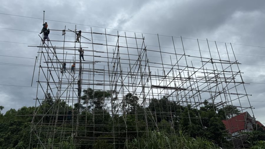 노동자들이 라오까이성 지역의 국도 4E를 넘어 비계를 설치하고 전선을 당기고 있습니다. 사진: 바오 응우옌