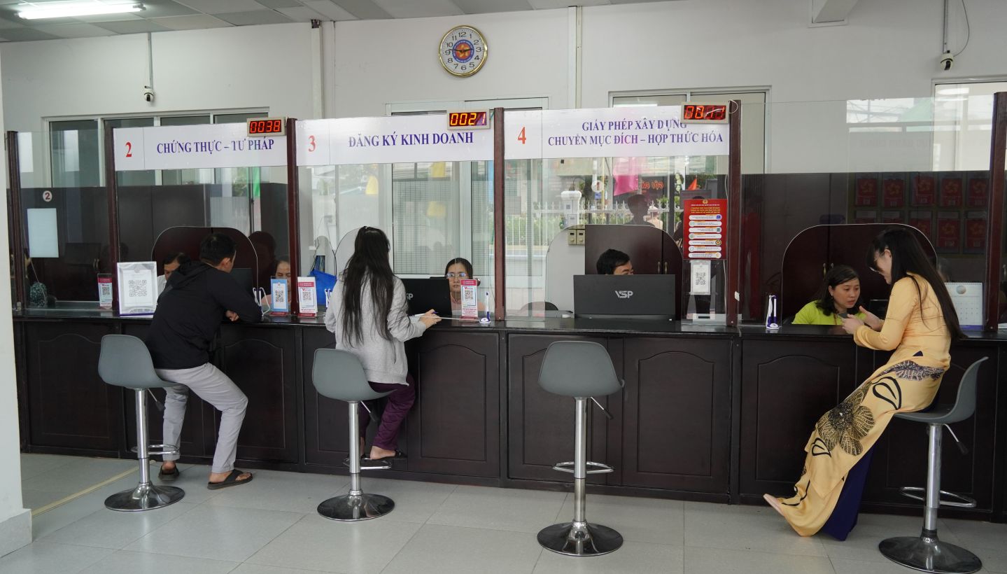 The Public Administration Service Center of Phu Loi Ward, Can Tho City increases the time to handle administrative procedures. Photo: Phuong Anh