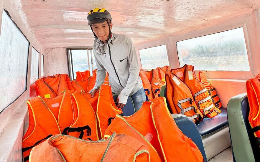 Les vehicules operant pour transporter des passagers de l'île Lon a l'île Be dans la zone speciale de Ly Son sont tous entierement equipes d'equipements de securite. Photo : Kim Ngan