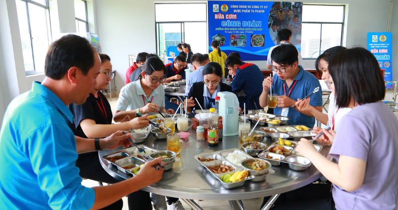 노동자들은 7월 28일에 티쑤언 유한회사(호아푸 산업단지)에서 '노동조합 식사'를 할 것입니다. 사진: 호앙록