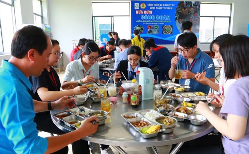 Workers will have a "Union Meal" at Ty Xuan Company Limited (Hoa Phu Industrial Park) on July 28. Photo: Hoang Loc