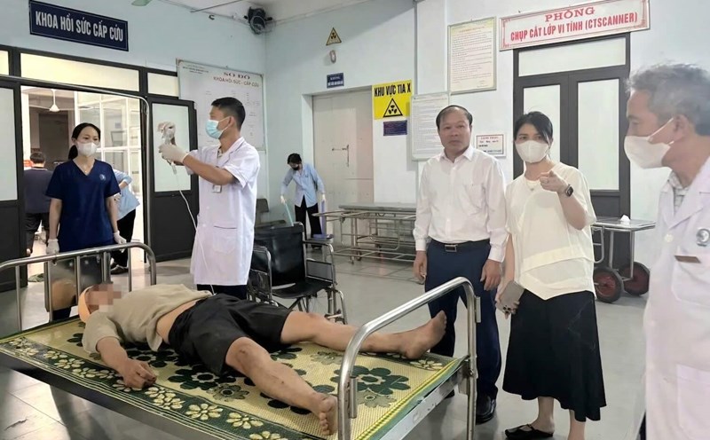 Leaders of Song Tri Ward People's Committee visited and encouraged the hospital to visit and encourage the victims and their families after the overturned car accident. Photo: Ky Anh
