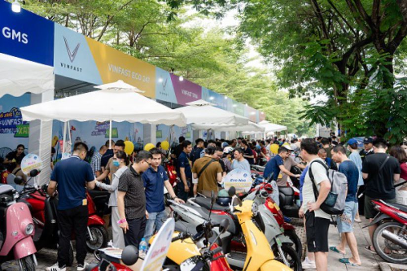 De nombreux habitants viennent echanger des motos a essence contre des motos electriques. Photo : Xuyen Dong