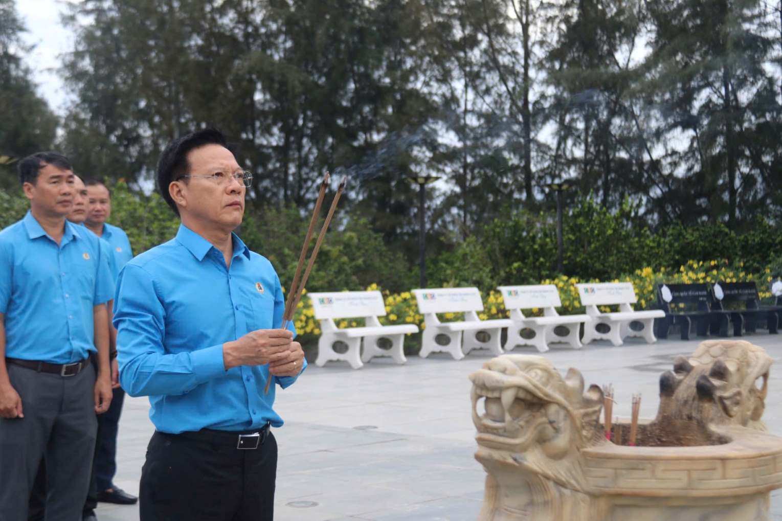 Phan Thanh Liem氏 - ベトナムの祖国正面委員会の副会長であり、Khanh Hoa州労働連盟の議長は、Gac Ma Martyrsの英雄的な記念地域に香を申し出ました。写真：Phuong Linh