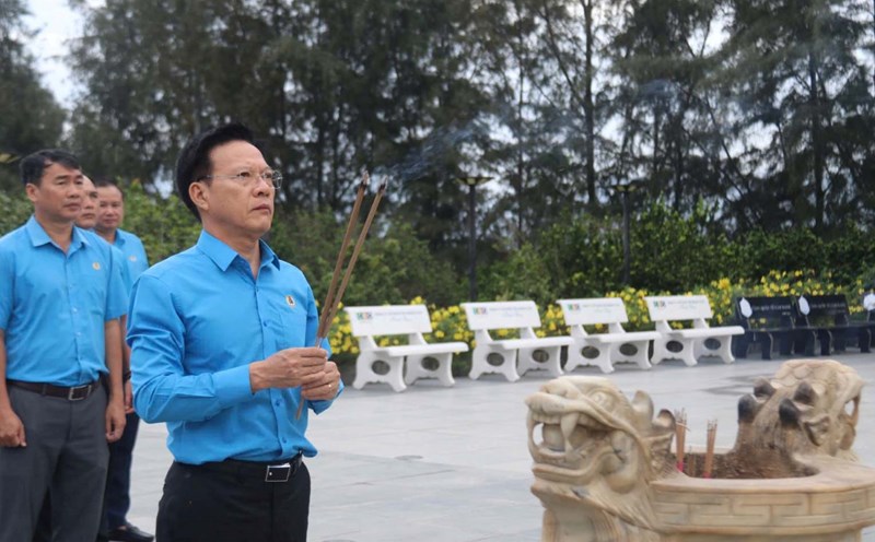 Mr. Phan Thanh Liem - Vice Chairman of the Vietnam Fatherland Front Committee of the province, Chairman of the Khanh Hoa Provincial Federation of Labor offered incense at the Monument to the Heroes and Martyrs of Gas Ma. Photo: Phuong Linh