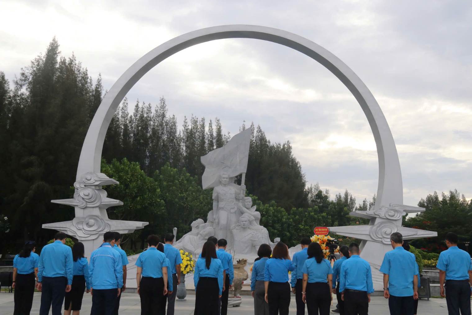 Cac can bo cong doan Khanh Hoa danh phut mac niem tuong nho cac anh hung liet si hi sinh bao ve chu quyen bien dao que huong. Anh: Phuong Linh