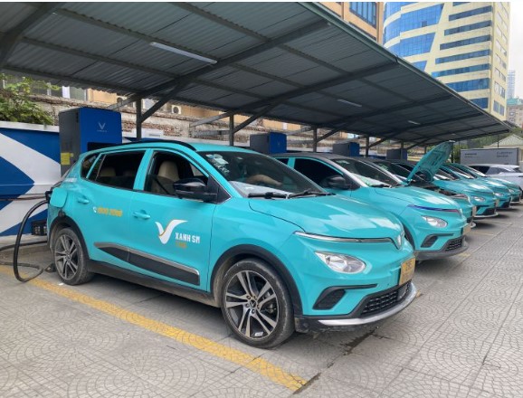 Las estaciones de carga de automoviles electricos estan cada vez mas ampliamente cubiertos, creando servicios publicos para las personas. Foto: Duc Van