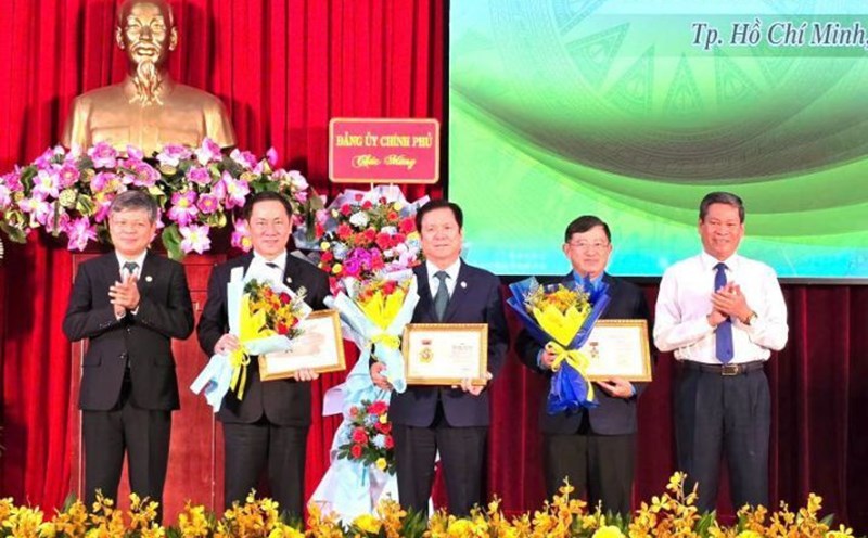 Vice President of the Vietnam General Confederation of Labor Huynh Thanh Xuan (right cover) and Mr. Tran Cong Kha - Party Committee Secretary, Chairman of the Board of Directors of VRG (left cover) - presented the "For Propaganda" Medal and the "For Mass Mobilization" Medal of the Propaganda Department and the Central Mass Mobilization Department (now the Central Propaganda and Mass Mobilization Department) to 3 leaders of VRG. Photo: Nam Duong