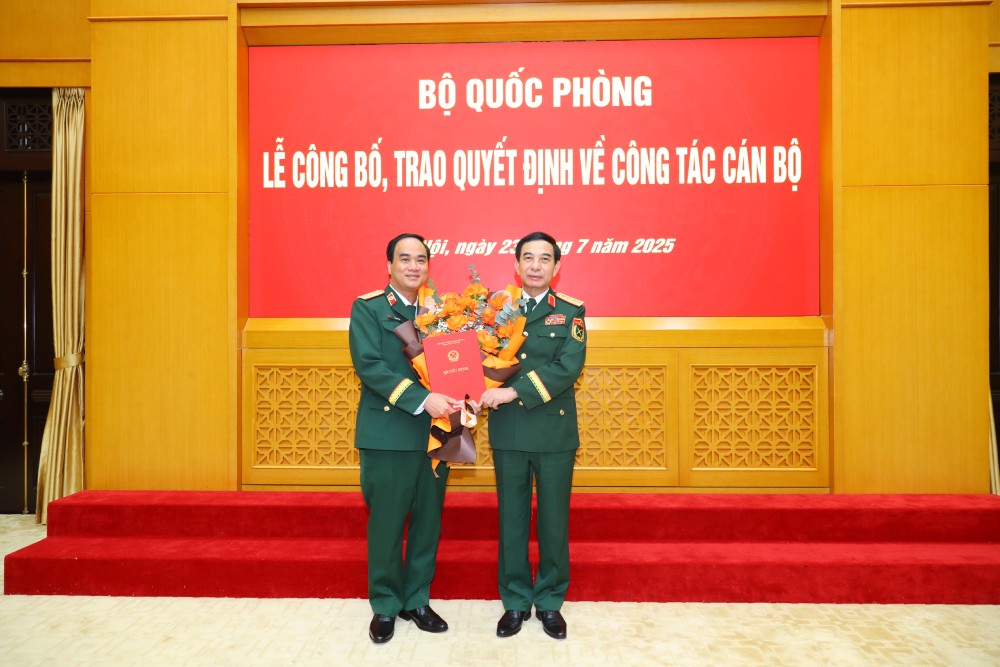 Bo truong Bo Quoc phong Phan Van Giang trao quyet dinh thang quan ham Thieu tuong voi Dai ta Vu Ngoc Lam - Pho Giam doc Benh vien Trung uong quan doi 108. Anh: benhvien108.vn