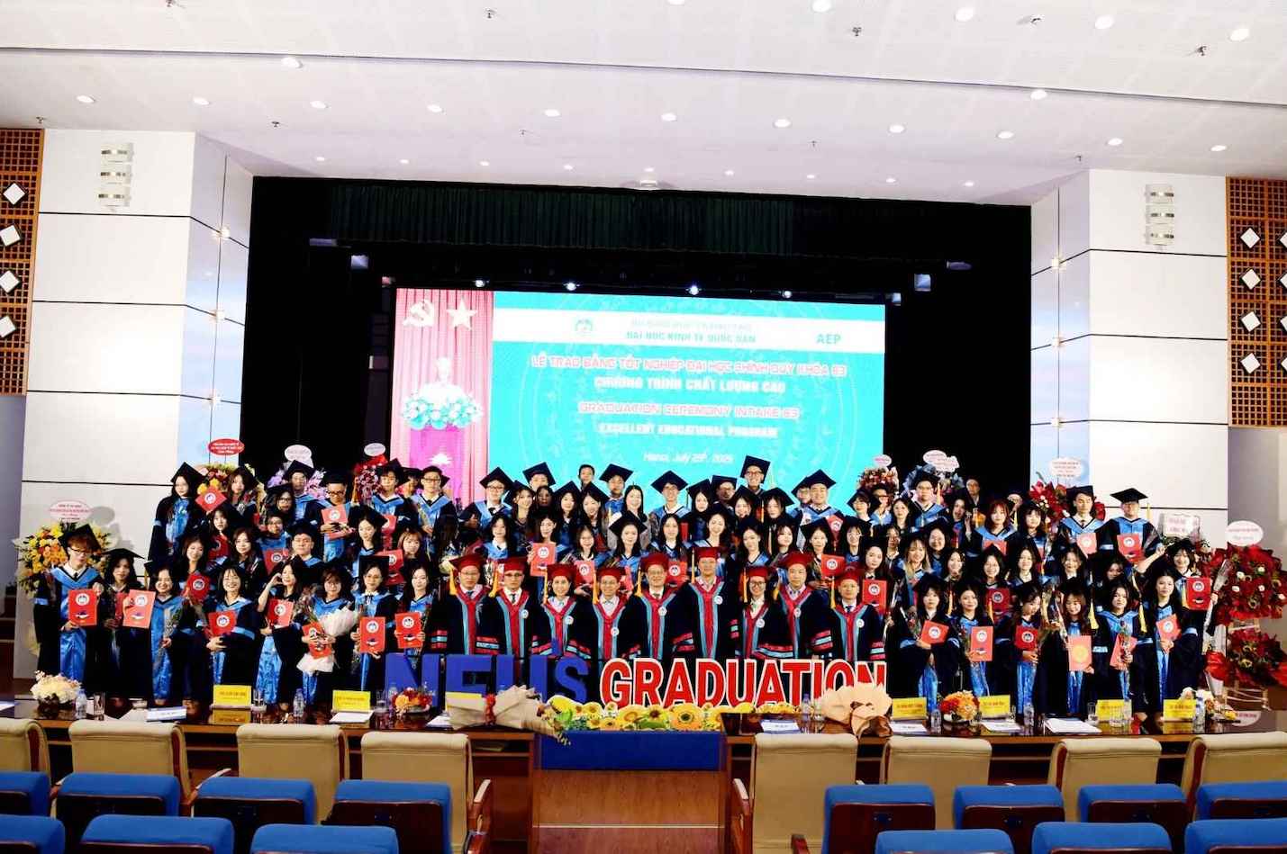 Le trao bang tot nghiep chinh quy chuong trinh Tien tien, Chat luong cao, POHE va Phan tich kinh doanh khoa 63 Dai hoc Kinh te Quoc dan. Anh: Phuong Anh
