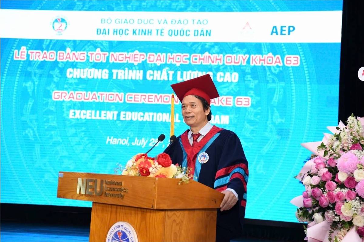 GS.TS Pham Hong Chuong - Giam doc Dai hoc Kinh te Quoc dan - phat bieu tai buoi le. Anh: Phuong Anh