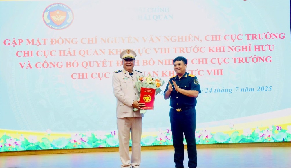Nguyen Van Tho 세관국 국장이 Pham Quoc Hung 제8지역 세관 지국 부지국장을 제8지역 세관 지국 지국장으로 임명하는 결정을 수여했습니다. 사진: Hoang Nga