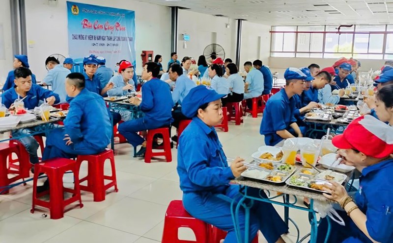 Gia Vien Ward Labor Union coordinated with Duc Anh Company Limited Labor Union to organize a union meal for union members and employees. Photo: Gia Vien Trade Union