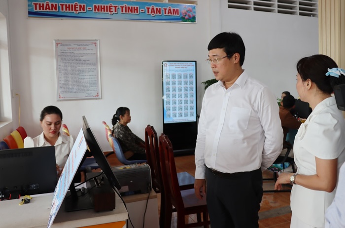 Lanh dao Trung tam Phuc vu hanh chinh cong phuong Hong Ngu thong tin voi Bi thu Tinh uy Le Quoc Phong ve hoat dong cua Trung tam. Anh: Cong thong tin dien tu Dong Thap.