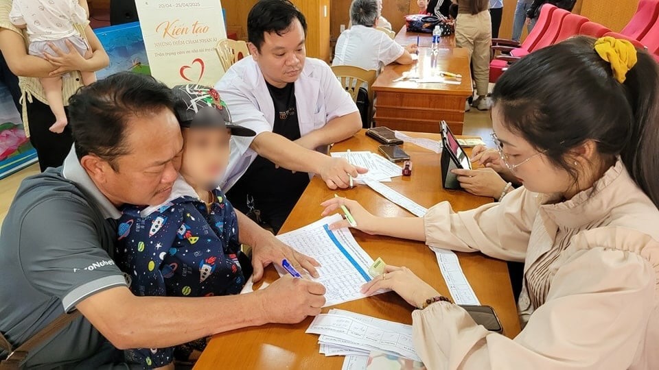 screening for free surgery for disabled children in Quang Tri in April 2025. Photo: Thanh Thanh