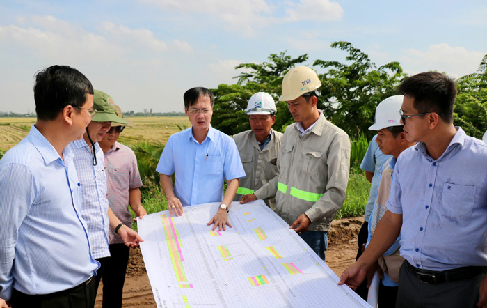Chu tich Uy ban nhan dan tinh Tran Tri Quang kiem tra tien do Du an Xay dung tuyen DT.857. Anh: Cong thong tin dien tu Dong Thap. 